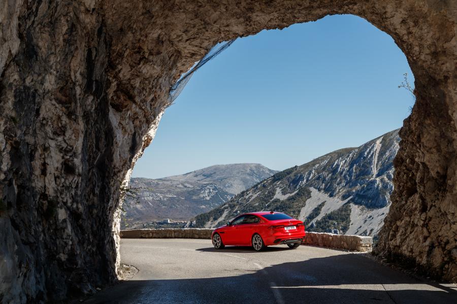  Jaguar XE P300 R-Dynamic 2019 года  (WW) (фото 41 из 51)
